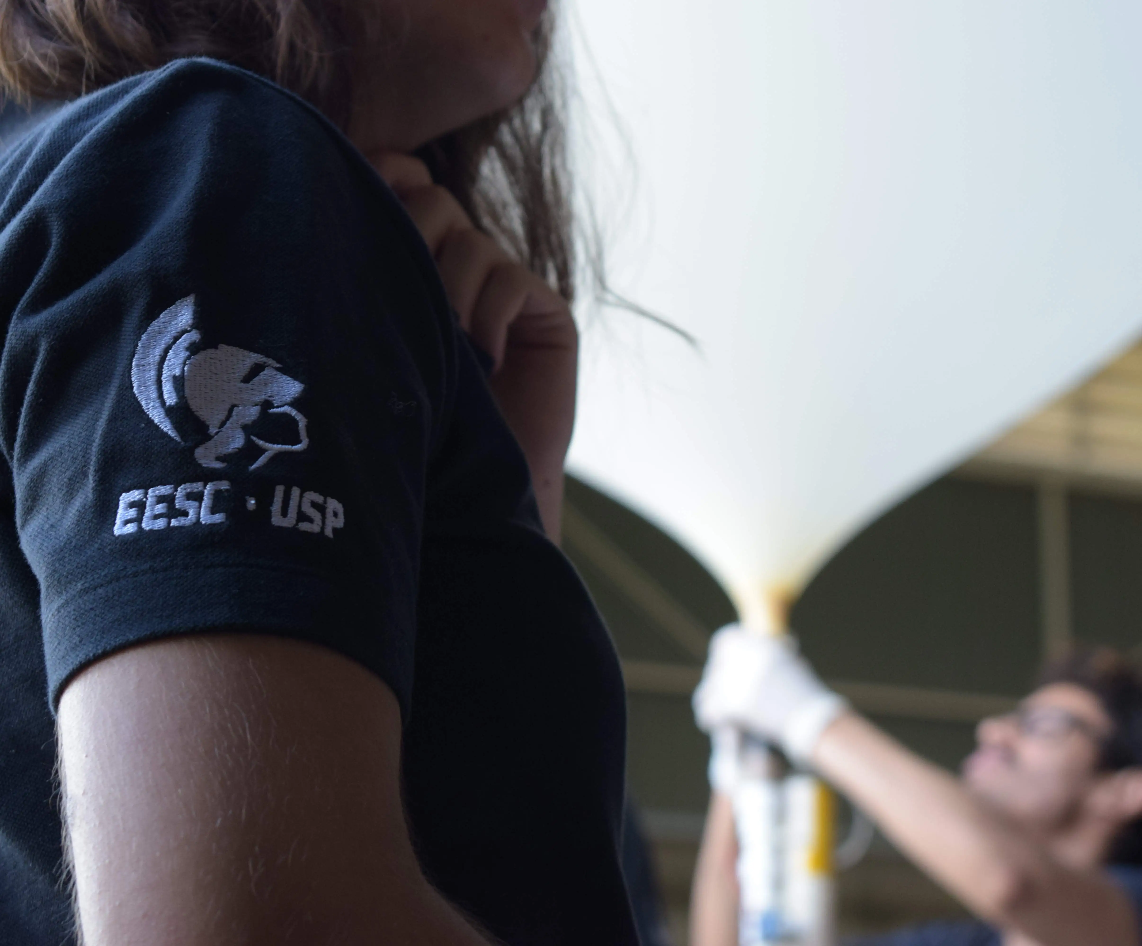 Mulher com camisa com o logo da EESC-USP